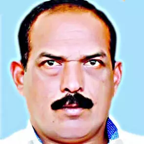 തീ ​അ​ണ​ക്കാ​ൻ ശ്ര​മി​ക്കു​ന്ന​തി​നി​ടെ മ​രം വീ​ണ് എ​സ്​​റ്റേ​റ്റ് സൂ​പ്പ​ർ​വൈ​സ​ർ മ​രി​ച്ചു