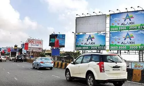 റോഡിൽ വേണ്ട ബോർഡും ബാനറും