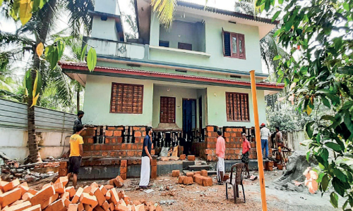 ജാക്കിവെച്ച് വീടുയർത്തി; വിസ്മയത്തോടെ നാട്ടുകാർ ജാക്കിവെച്ച് വീടുയർത്തി; വിസ്മയത്തോടെ നാട്ടുകാർ