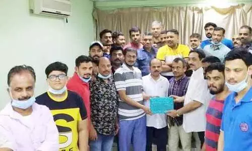 കെ.​ടി. റി​യാ​സ് ഖാ​ന് യാ​ത്ര​യ​യ​പ്പ് ന​ൽ​കി