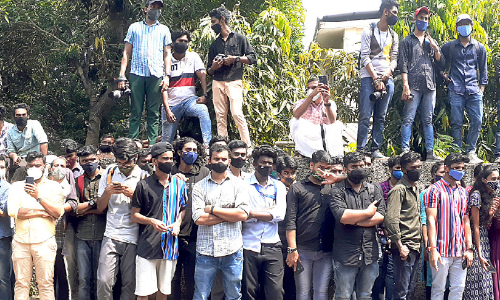 താരങ്ങളെ കാണാൻ ജനക്കൂട്ടമെത്തി; കോവിഡ് പ്രോട്ടോകോൾ കാറ്റിൽപറന്നു