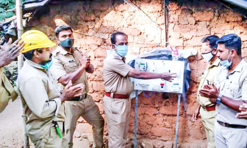 വ​ര​ദ​രാ​ജ​നും കു​ടും​ബ​ത്തി​നും വൈ​ദ്യു​തി​യെ​ത്തി​ച്ച് ജ​ന​മൈ​ത്രി പൊ​ലീ​സ്