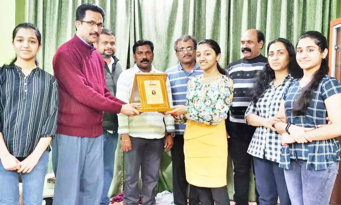 റി​ൻ​ഷ ആ​ൻ കോ​ശി​ക്ക്​ ബാ​ല​വേ​ദി യാ​ത്ര​യ​യ​പ്പ് ന​ൽ​കി