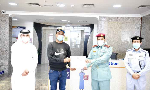 ക​ള​ഞ്ഞു​കി​ട്ടി​യ പ​ണം പൊ​ലീ​സി​നെ ഏ​ൽ​പി​ച്ച​യാ​ളെ ആ​ദ​രി​ച്ചു