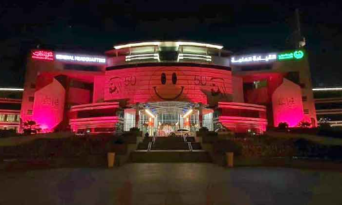 ചു​വ​ന്നു​തു​ടു​ത്ത്​ യു.​എ.​ഇ: പ്രാ​ർ​ഥ​ന​യോ​ടെ അറ​ബ്​ ലോ​കം