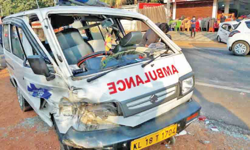 ആംബുലൻസും കാറും കൂട്ടിയിടിച്ച് നാലുപേർക്ക് പരിക്ക്