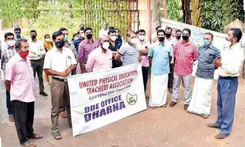 കായികാധ്യാപകർ ഡി.ഡി.ഇ ഓഫിസിലേക്ക്​ മാർച്ച് നടത്തി