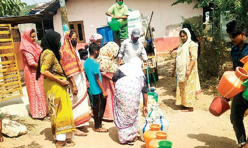 സ്നേ​ഹ​ന​ഗ​റി​ൽ കു​ടി​വെ​ള്ളം എ​ത്തി​ച്ച് പ​രി​സ്ഥി​തി പ്ര​വ​ർ​ത്ത​ക​ൻ​ ക​ല്ലൂ​ർ ബാ​ല​​ൻ