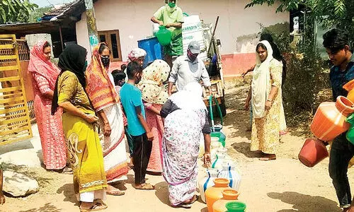 സ്നേ​ഹ​ന​ഗ​റി​ൽ കു​ടി​വെ​ള്ളം എ​ത്തി​ച്ച് പ​രി​സ്ഥി​തി പ്ര​വ​ർ​ത്ത​ക​ൻ​ ക​ല്ലൂ​ർ ബാ​ല​​ൻ