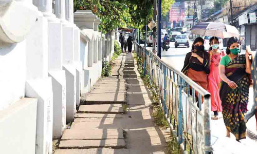 ബാങ്ക്​ റോഡിലൂടെ ആർക്കും നടക്കേണ്ടേ...​?