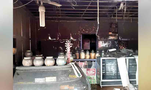 ബേക്കറി കത്തിനശിച്ചു; അ​ഞ്ചു​ല​ക്ഷം രൂ​പ​യു​ടെ ന​ഷ്​​ടം