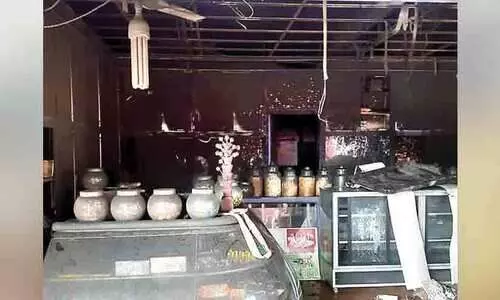 ബേക്കറി കത്തിനശിച്ചു; അ​ഞ്ചു​ല​ക്ഷം രൂ​പ​യു​ടെ ന​ഷ്​​ടം