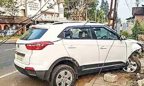 കാ​റിടിച്ച്​ മ​തി​ലും വൈ​ദ്യു​തി പോ​സ്​​റ്റു​ക​ളും ത​ക​ർന്നു