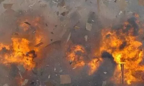 ശശികലക്കുള്ള സ്വീകരണത്തിനിടെ രണ്ട് കാറുകൾക്ക് തീപിടിച്ചു