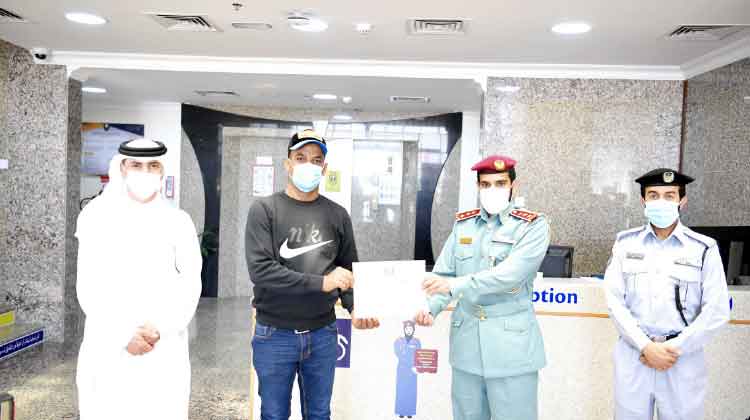 കളഞ്ഞുകിട്ടിയ പണം പൊലീസിനെ ഏൽപിച്ചയാളെ ആദരിച്ചു കളഞ്ഞുകിട്ടിയ പണം പൊലീസിനെ ഏൽപിച്ചയാളെ ആദരിച്ചു