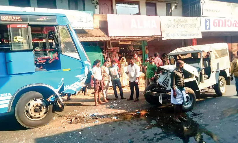 ബ​സും ജീ​പ്പും കൂ​ട്ടി​യി​ടി​ച്ച് ര​ണ്ടു​പേ​ര്‍ക്ക് പ​രി​ക്ക്​