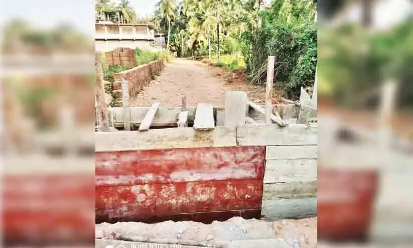 സ്കൂൾ റോഡ് പണി തുടങ്ങി; അപാകതയെന്ന് രക്ഷിതാക്കൾ സ്കൂൾ റോഡ് പണി തുടങ്ങി; അപാകതയെന്ന് രക്ഷിതാക്കൾ