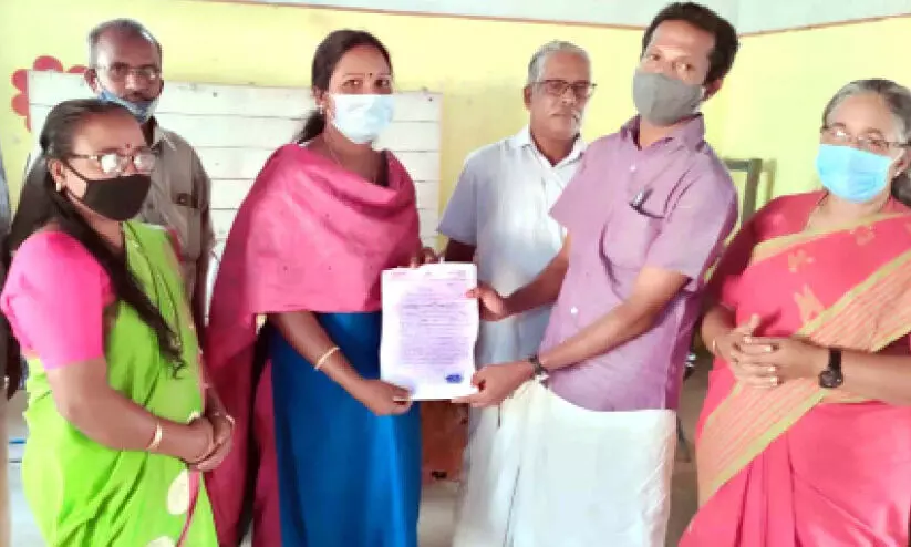 കൗ​ൺ​സി​ല​ർ വാ​ക്കു​പാ​ലി​ച്ചു; അ​ഞ്ചു​ല​ക്ഷ​ത്തോ​ളം രൂ​പ വി​ല​വ​രു​ന്ന ഭൂ​മി അം​ഗ​ൻ​വാ​ടി​ക്ക്