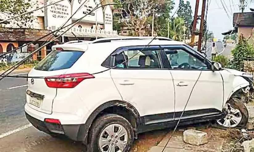കാറിടിച്ച് മതിലും വൈദ്യുതി പോസ്റ്റുകളും തകർന്നു കാറിടിച്ച് മതിലും വൈദ്യുതി പോസ്റ്റുകളും തകർന്നു