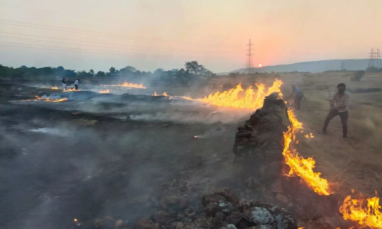 മാടായിപ്പാറയിലും എരിപുരത്തും തീപിടിത്തം