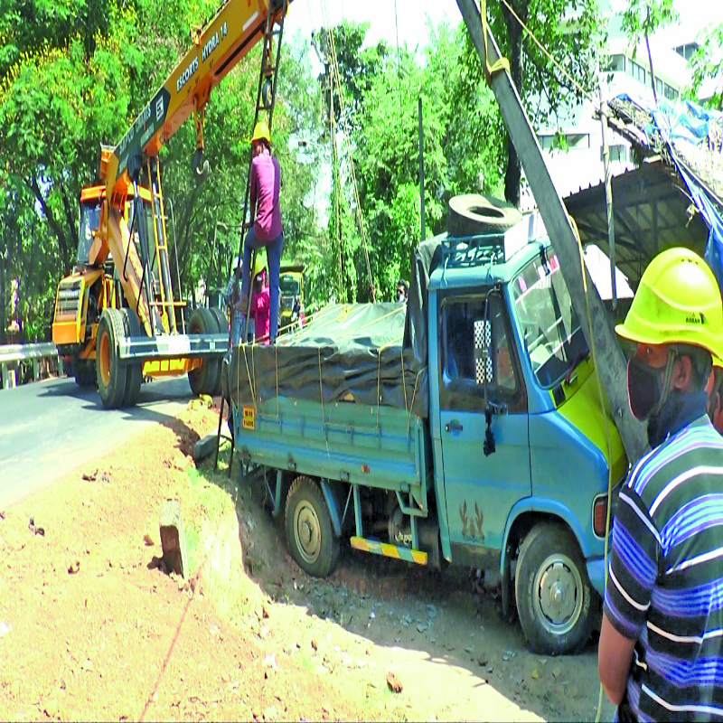 നിയന്ത്രണം വിട്ട ലോറി വൈദ്യുതിത്തൂൺ ഇടിച്ച് തെറിപ്പിച്ചു
