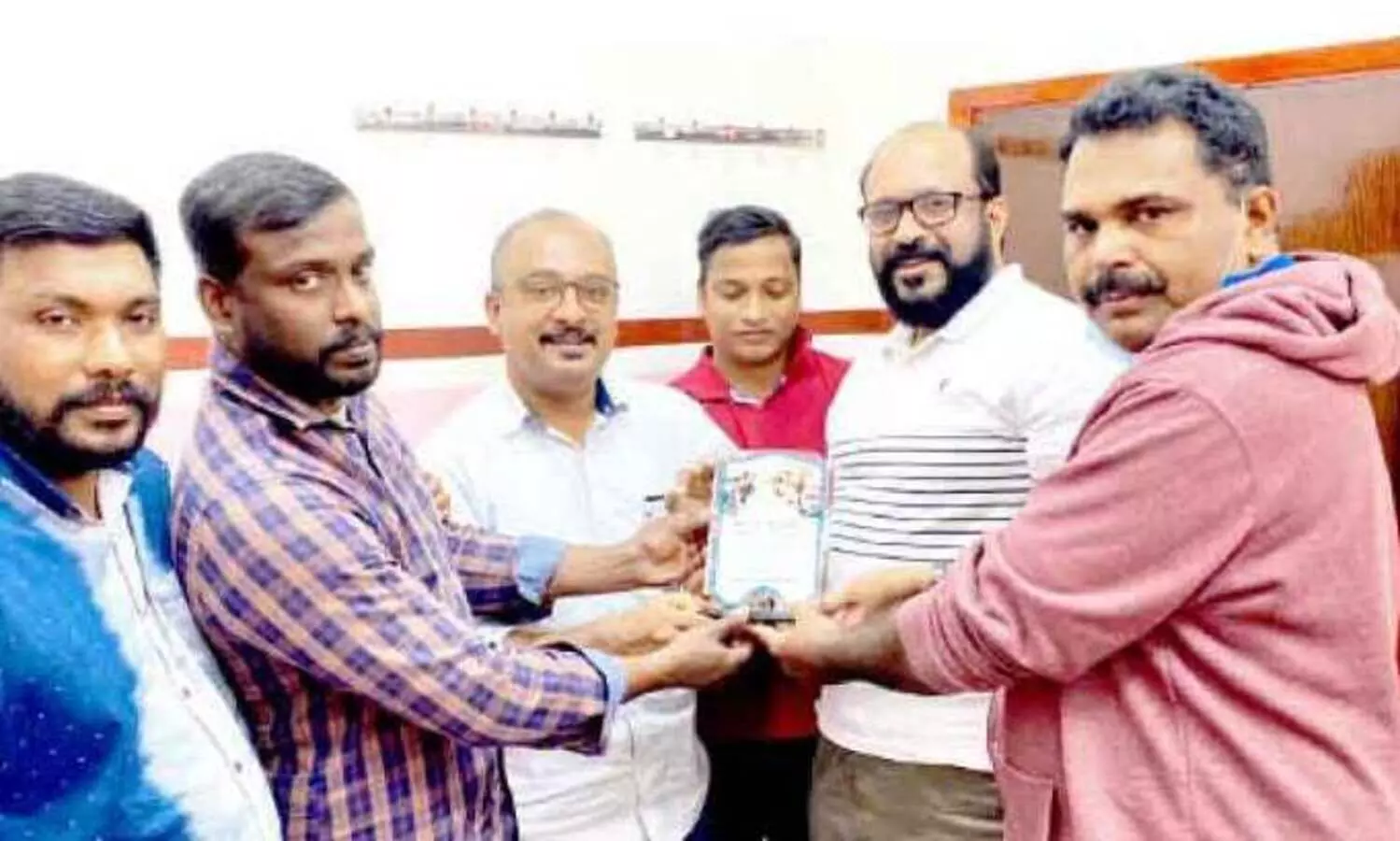 റോ​യ്​​സ്​ മാ​ത്യു​വി​ന്​ യാ​ത്ര​യ​യ​പ്പ്​ ന​ൽ​കി