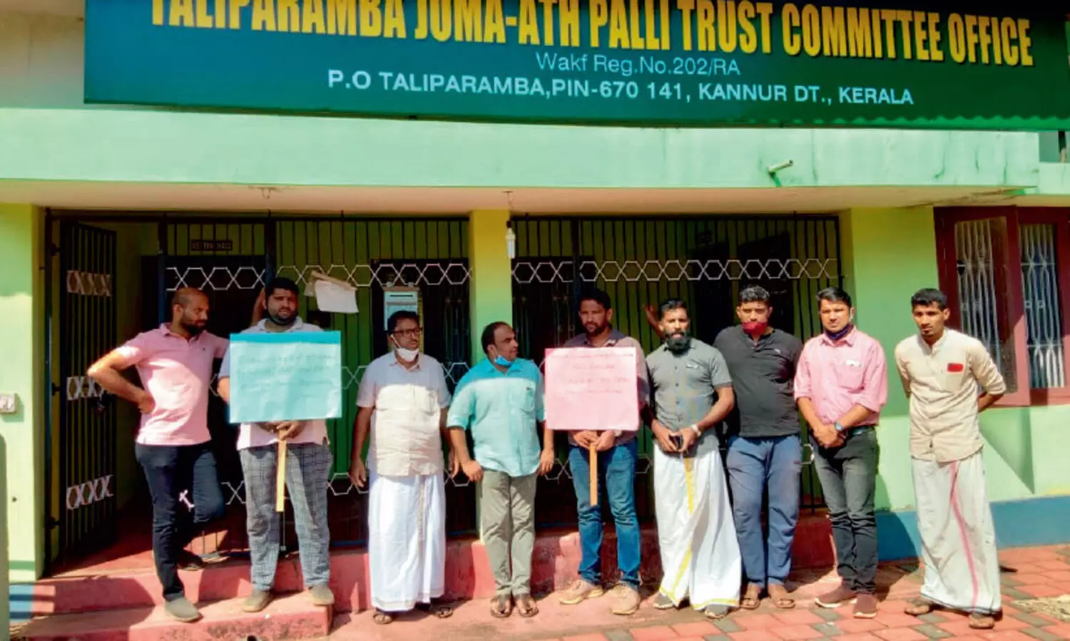 പള്ളി ട്രസ്​റ്റ് കമ്മിറ്റി ഓഫിസിന് മുന്നിൽ യുവാക്കളുടെ പ്രതിഷേധം