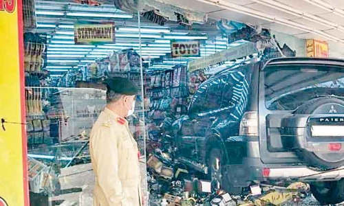 കാ​ർ ക​ട​യി​ലേ​ക്കു​ പാ​ഞ്ഞു​ക​യ​റി; മൂ​ന്നു​ പേ​ർ​ക്ക്​ പ​രി​ക്ക്​