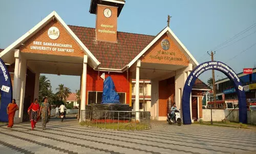 സം​സ്കൃ​ത സ​ർ​വ​ക​ലാ​ശാ​ല​യി​ൽ ഇ​ല്ലാ​ത്ത ത​സ്തി​ക സൃ​ഷ്​​ടി​ച്ച് സി.​പി.​എം നേ​താ​വി​നെ നി​യ​മി​ക്കാ​ൻ നീ​ക്കം