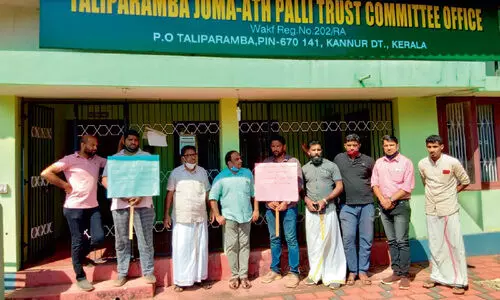 പള്ളി ട്രസ്​റ്റ് കമ്മിറ്റി ഓഫിസിന് മുന്നിൽ യുവാക്കളുടെ പ്രതിഷേധം