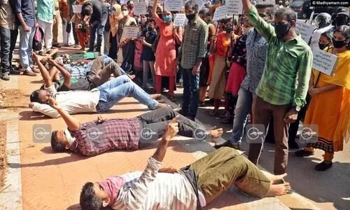 കിടന്നും പ്രതിഷേധം...