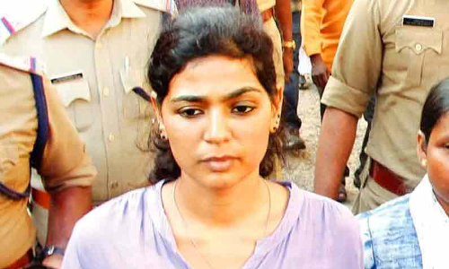 രഹ്ന ഫാത്തിമക്ക് ഹൈകോടതി ഏർപ്പെടുത്തിയ വിലക്ക് സുപ്രീംകോടതി സ്റ്റേ ചെയ്തു