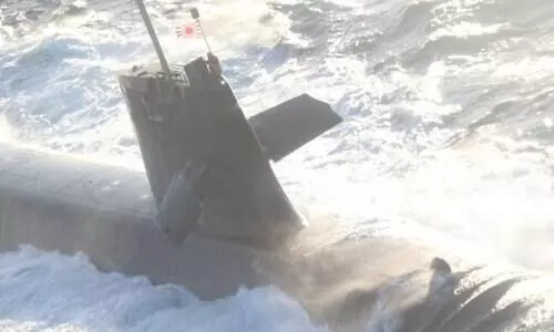 പൊങ്ങുന്നതിനിടെ അന്തർവാഹിനി ചരക്കു കപ്പലുമായി കൂട്ടിയിടിച്ചു; അപകടം പസഫിക്കിൽ