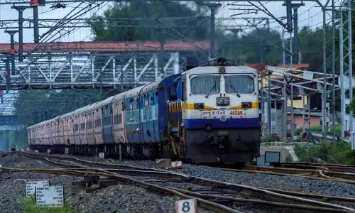ട്രെയിൻ സർവിസുകൾ ഏപ്രിലിൽ പൂർണമായും പുനഃസ്ഥാപിക്കുമെന്ന​ വാർത്ത നിഷേധിച്ച്​ റെയിൽവേ