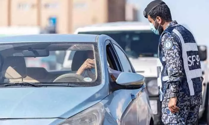 പൊലീസിനോട് സംസാരിക്കാൻ ഡ്രൈവർ മാസ്ക് മാറ്റരുത്; 1000 റിയാൽ പിഴ കിട്ടും പൊലീസിനോട് സംസാരിക്കാൻ ഡ്രൈവർ മാസ്ക് മാറ്റരുത്; 1000 റിയാൽ പിഴ കിട്ടും