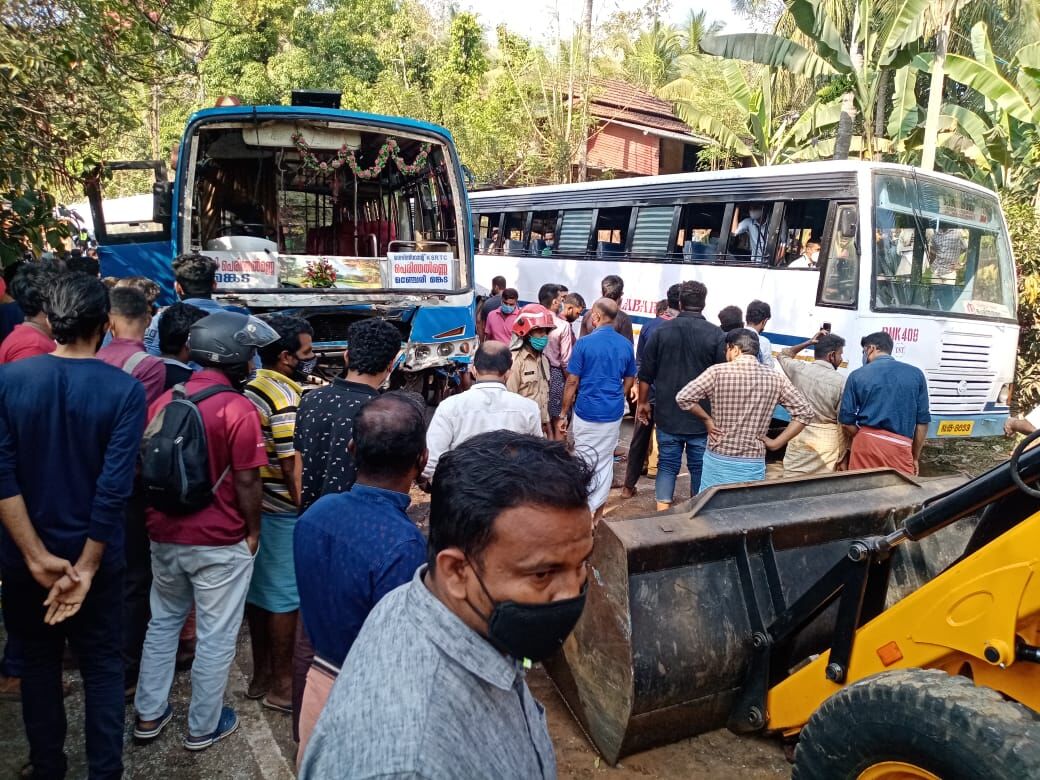 മലപ്പുറം മങ്കടയിൽ ഓ​ട്ടോയിൽ ബസിടിച്ച്​ മൂന്നുപേർ മരിച്ചു