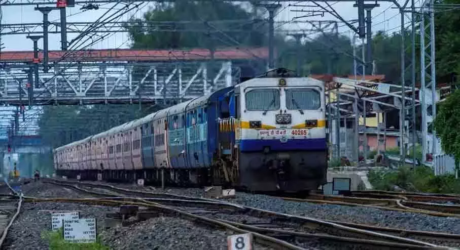 ട്രെയിൻ സർവിസുകൾ ഏപ്രിലിൽ പൂർണമായും പുനഃസ്ഥാപിക്കുമെന്ന വാർത്ത നിഷേധിച്ച് റെയിൽവേ ട്രെയിൻ സർവിസുകൾ ഏപ്രിലിൽ പൂർണമായും പുനഃസ്ഥാപിക്കുമെന്ന വാർത്ത നിഷേധിച്ച് റെയിൽവേ