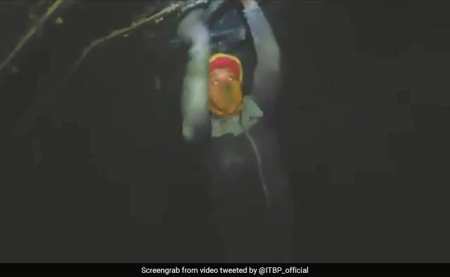 ഹോളിവുഡ് സിനിമയിലെന്ന പോലെ വെള്ളം ഇരച്ചെത്തി; ഉത്തരാഖണ്ഡിലെ ടണലിൽ നിന്ന് രക്ഷപ്പെട്ട അനുഭവം വിവരിച്ച് െതാഴിലാളി ഹോളിവുഡ് സിനിമയിലെന്ന പോലെ വെള്ളം ഇരച്ചെത്തി; ഉത്തരാഖണ്ഡിലെ ടണലിൽ നിന്ന് രക്ഷപ്പെട്ട അനുഭവം വിവരിച്ച് െതാഴിലാളി