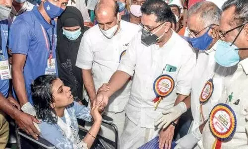 ഇരട്ടകള്‍ക്ക് സ്‌നേഹ സാന്ത്വനമായി ജീവനക്കാരുടെ ടെലിവിഷന്‍