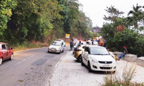 നി​യ​ന്ത്ര​ണ​ങ്ങ​ൾ പാ​ലി​ക്കു​ന്നി​ല്ല: കു​റ്റ്യാ​ടി ചു​ര​ത്തി​ൽ സ​ഞ്ചാ​രി​ക​ളു​ടെ തി​ര​ക്ക്