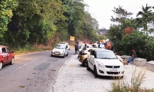 നി​യ​ന്ത്ര​ണ​ങ്ങ​ൾ പാ​ലി​ക്കു​ന്നി​ല്ല: കു​റ്റ്യാ​ടി ചു​ര​ത്തി​ൽ സ​ഞ്ചാ​രി​ക​ളു​ടെ തി​ര​ക്ക്
