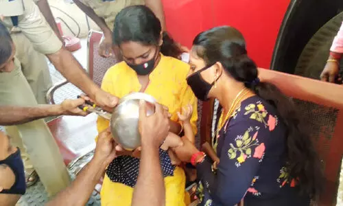 ഒരു വയസ്സുകാരിയുടെ തല കലത്തിൽ കുടുങ്ങി, ഫയർഫോഴ്സ് രക്ഷകരായി