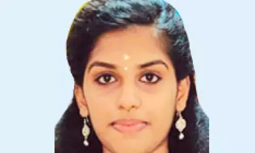 വി​ദ്യാ​ർ​ഥി​നി തൂ​ങ്ങി​മ​രി​ച്ച നി​ല​യി​ൽ