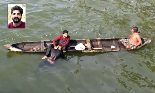 കായലിൽ വീണ യുവാവിനെ ബൈക്ക് യാത്രികൻ രക്ഷപ്പെടുത്തി