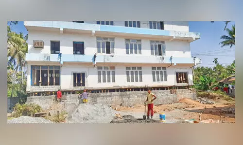 പ്രളയഭീഷണി: മൂന്നുനില കെട്ടിടം ഏഴടിയോളം ഉയർത്തി