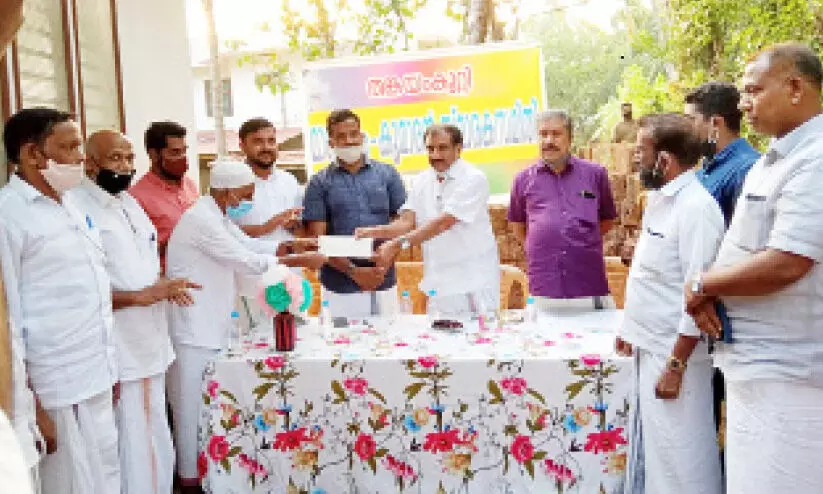 മാണിക്കം മരണത്തിനു മുമ്പ് ഏൽപിച്ച തുക ഡയാലിസിസ് സെൻററിന്​ കൈമാറി