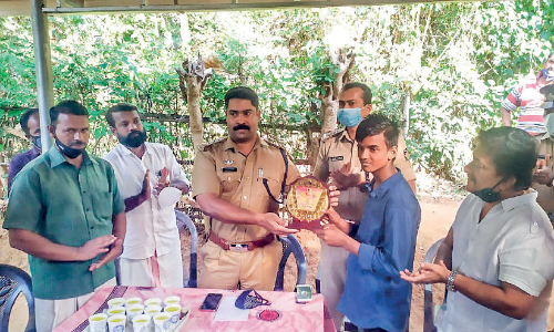 ജലാശയത്തിൽ മുങ്ങിത്താണ മൂന്നുപേരെ രക്ഷപ്പെടുത്തിയ അക്ഷയ്​ക്ക്​ ആദരം