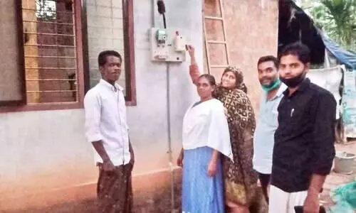 15 വർഷം കാത്തിരുന്ന കുടുംബത്തിന്​ ൈവദ്യുതി എത്തിച്ച്​ വാർഡ് അംഗം