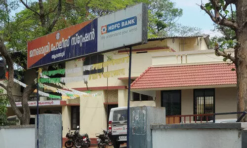 ആലത്തൂർ തു​ള വീ​ഴാ​ത്ത ചു​വ​പ്പു​ത​ട്ട​കം