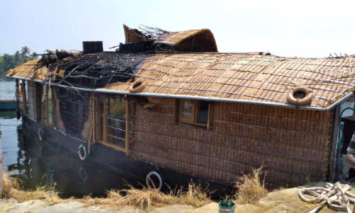 ഹൗസ് ബോട്ടിന് തീപിടിച്ചു; യാത്രക്കാരും ജീവനക്കാരും രക്ഷപ്പെട്ടു